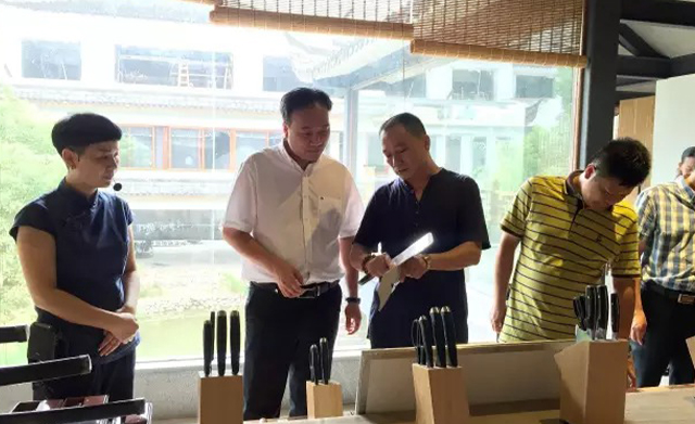 市委吳鬆平副書記一行來(lái)龍泉寶劍廠調(diào)研
